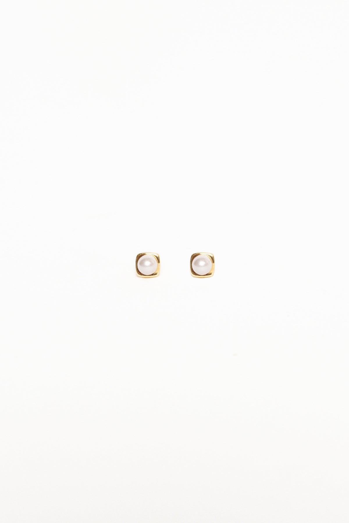 Helene Stud Earrings - Gold/Pearl