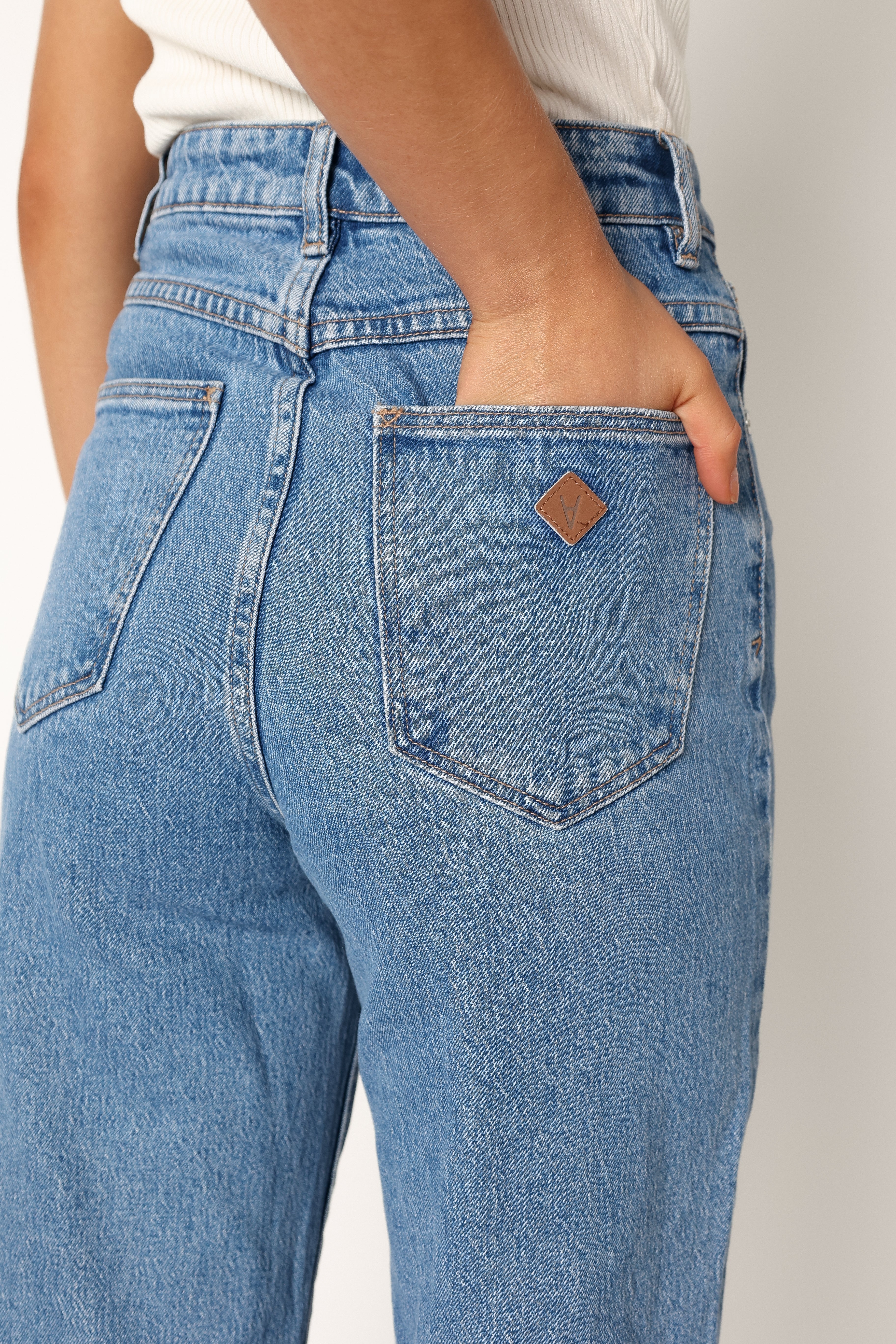 BOTTOMS Abrand 94 High Wide Jeans - Debbie
